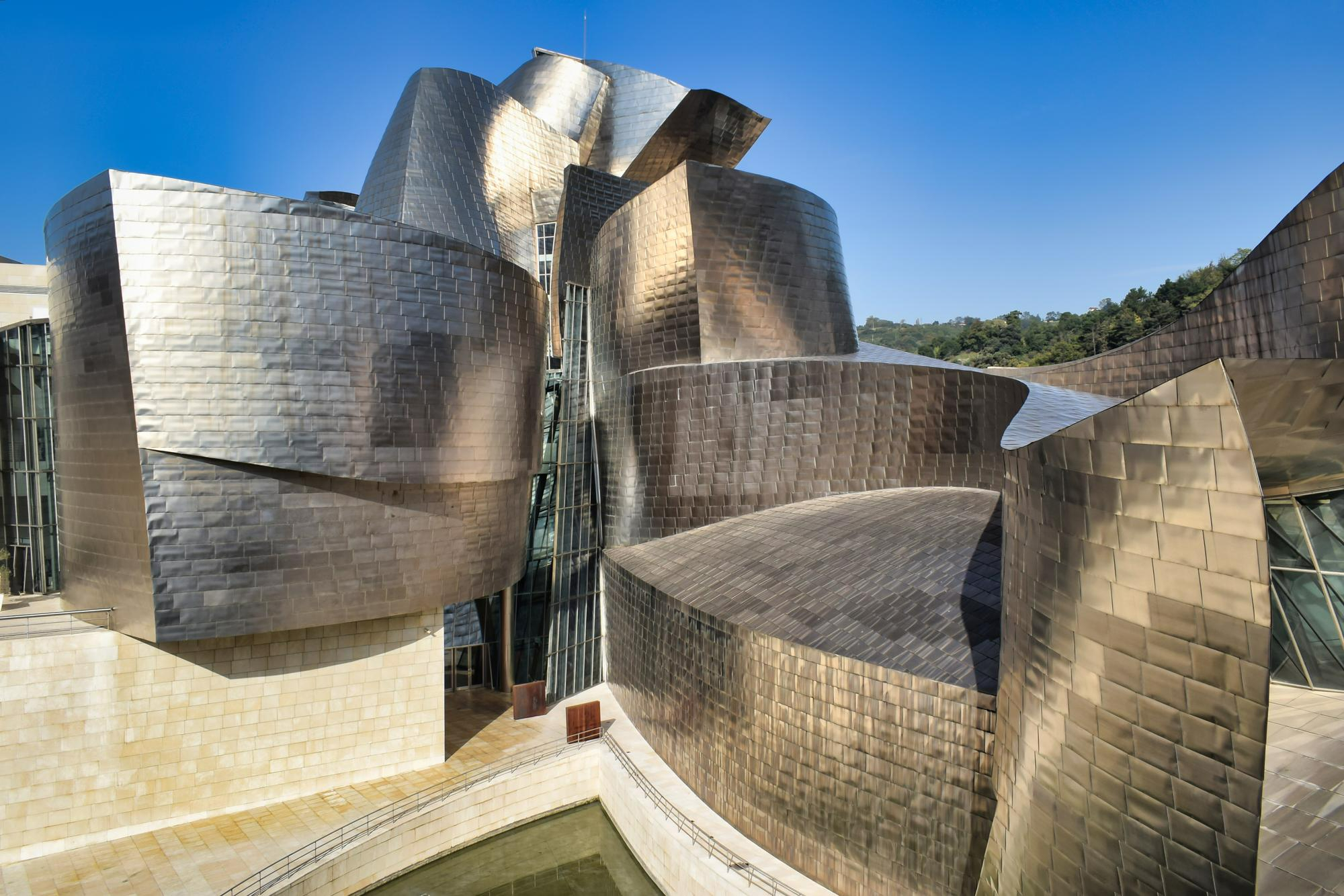 Discover the highlights of Bilbao during your language trip, like the Guggenheim Museum here