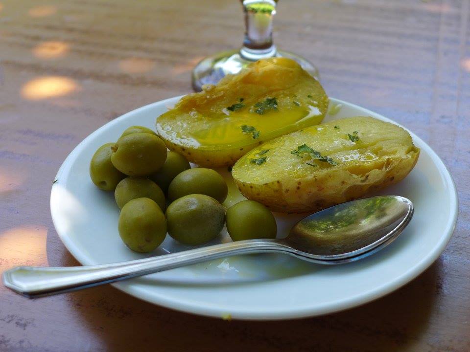 Tapas z oliwkami i pieczonym ziemniakiem