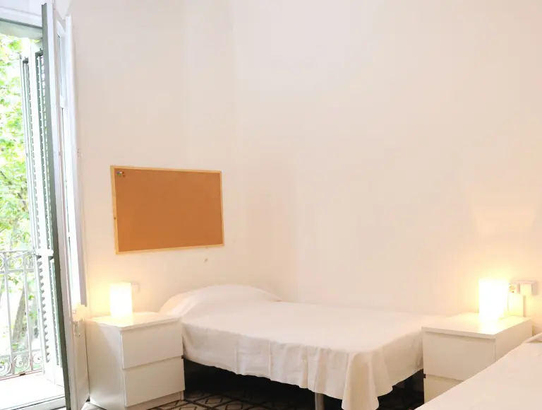 Shared apartment, large single room – Linguaschools Barcelona