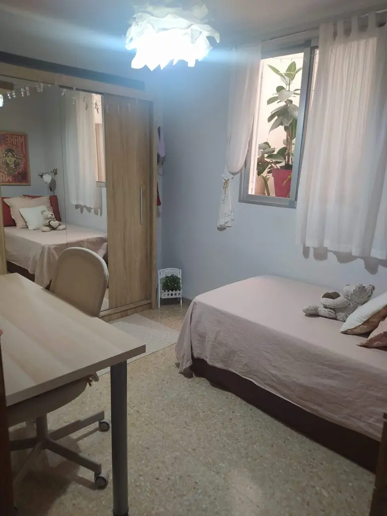 Home-stay, half board, single – AIP Language Institute