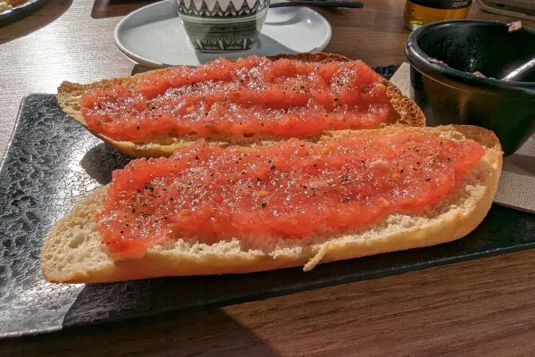 Odkrywanie rozkoszy śniadania Tostada con Tomate